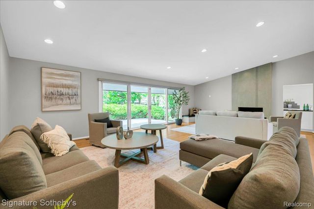 45 Maywood Avenue, Bloomfield Hills, MI 48304