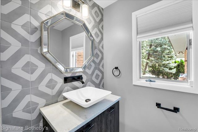 45 Maywood Avenue, Bloomfield Hills, MI 48304