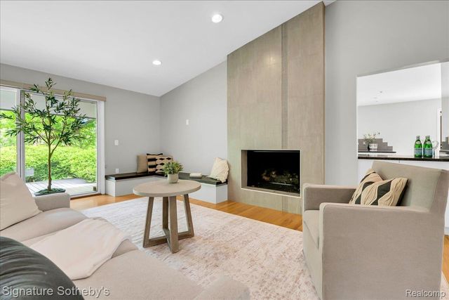 45 Maywood Avenue, Bloomfield Hills, MI 48304