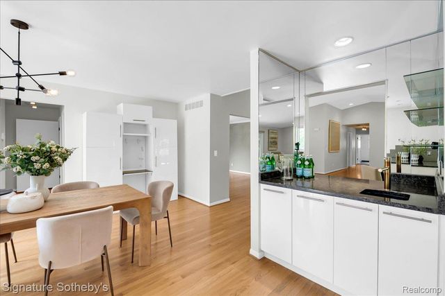 45 Maywood Avenue, Bloomfield Hills, MI 48304