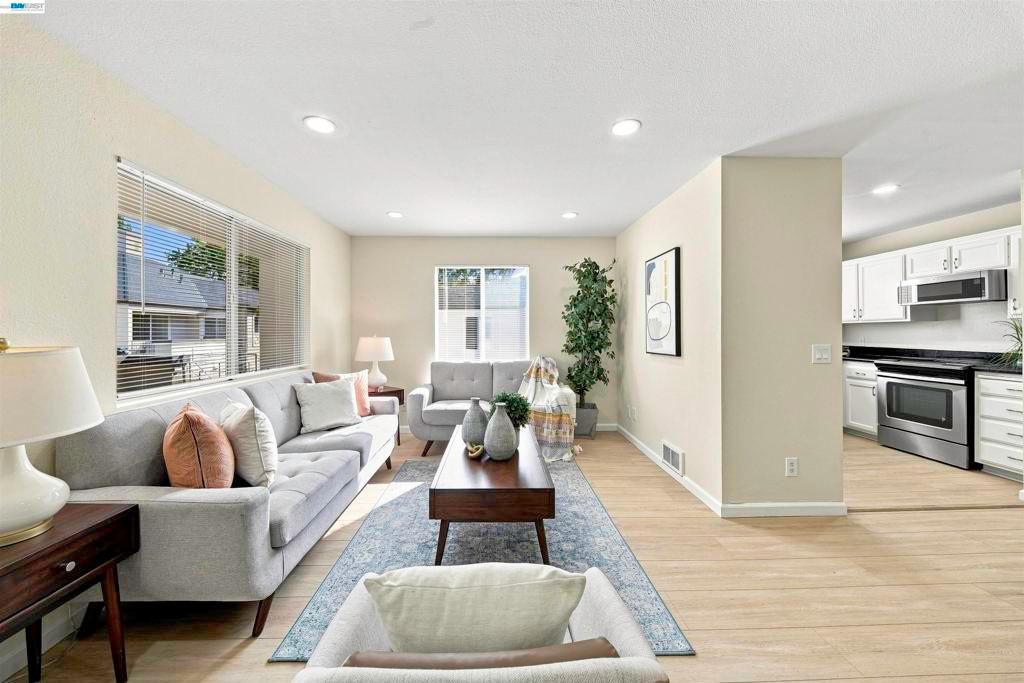 Image 10 of property listing at 690 Applause Pl, San Jose, CA 95134