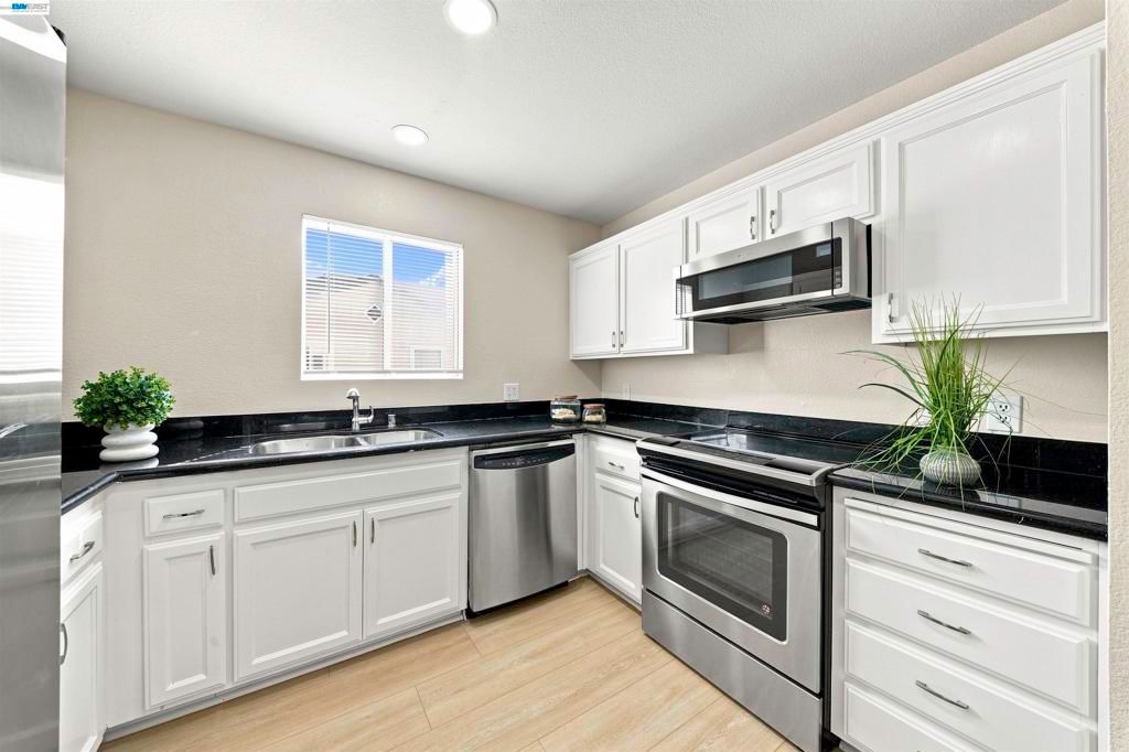 Image 14 of property listing at 690 Applause Pl, San Jose, CA 95134