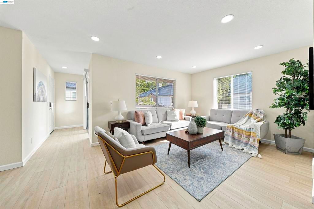 Image 8 of property listing at 690 Applause Pl, San Jose, CA 95134