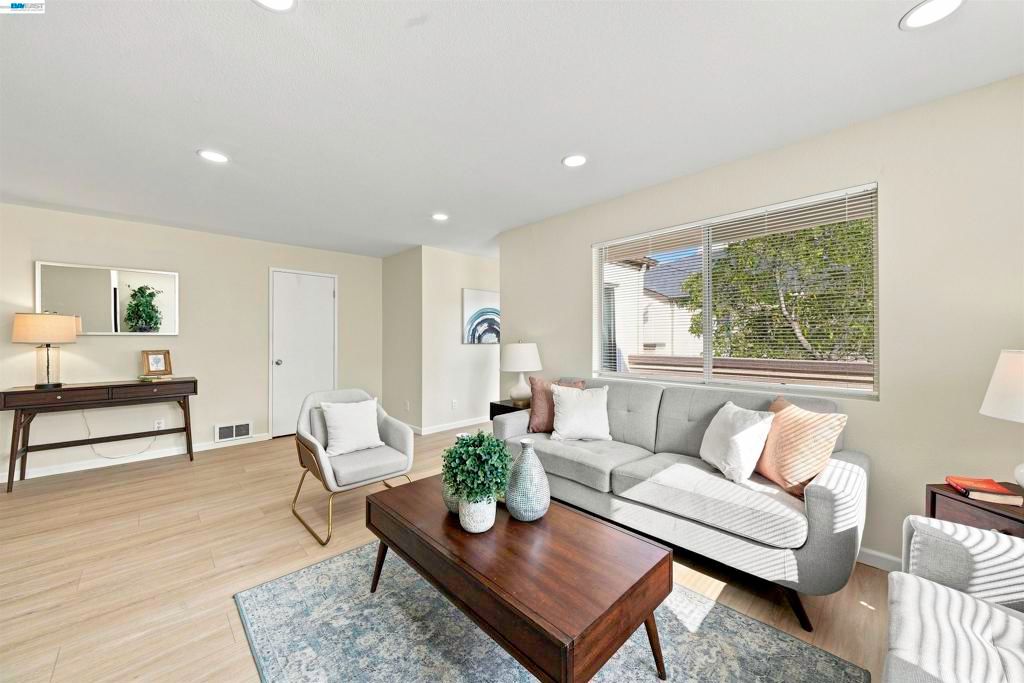 Image 9 of property listing at 690 Applause Pl, San Jose, CA 95134