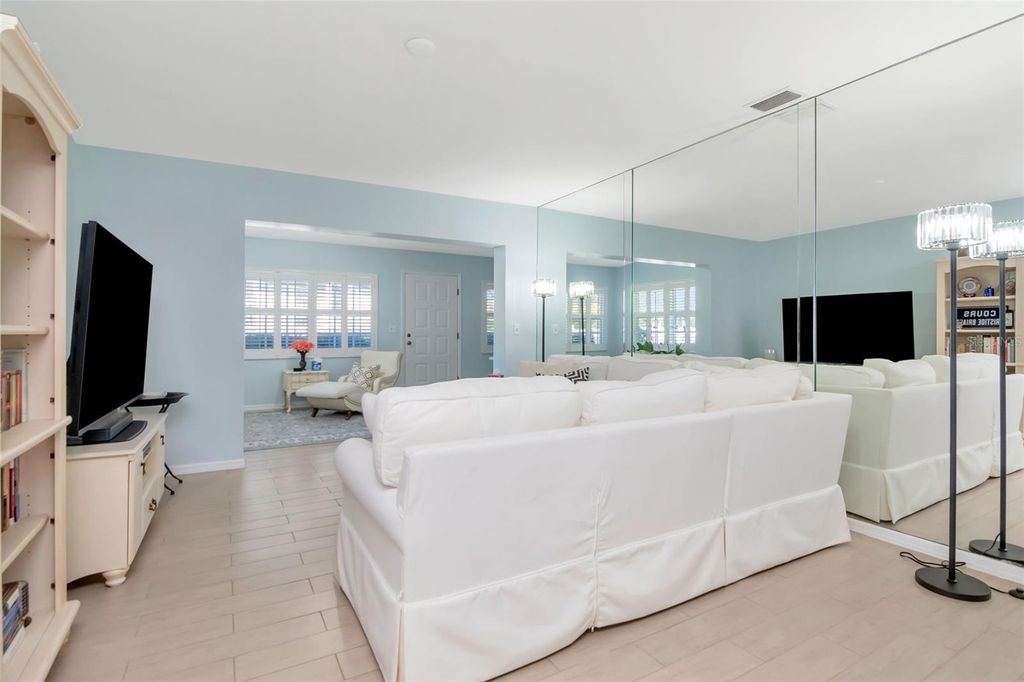 Image 8 of property listing at 1227 N MCMULLEN BOOTH ROAD 1227, Clearwater, FL 33759