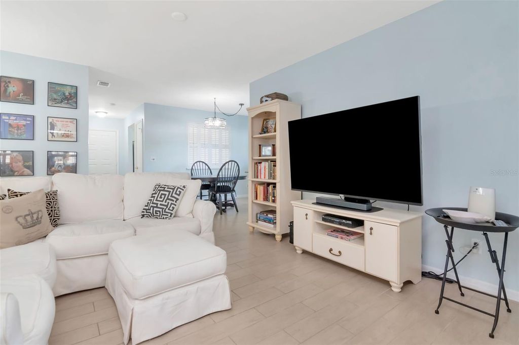 Image 9 of property listing at 1227 N MCMULLEN BOOTH ROAD 1227, Clearwater, FL 33759