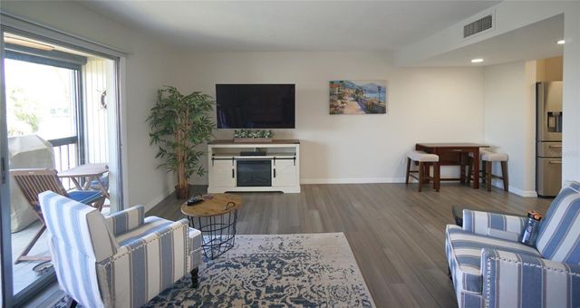 6325 NEWTOWN CIRCLE B5, Tampa, FL 33615