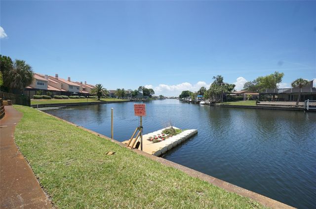 6325 NEWTOWN CIRCLE B5, Tampa, FL 33615
