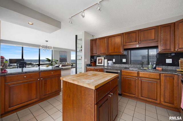 123 SW JEFFERSON Avenue E25A, Peoria, IL 61602