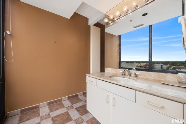 123 SW JEFFERSON Avenue E25A, Peoria, IL 61602