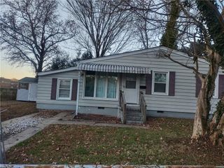 902 W Russell CT, Newport News, VA 23605