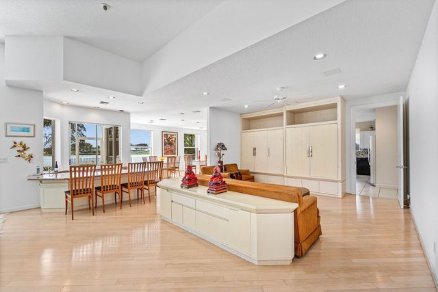 4 Sutton Drive, Boynton Beach, FL 33436