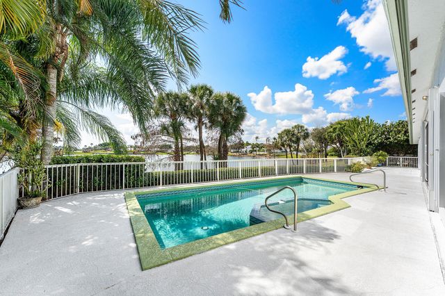 4 Sutton Drive, Boynton Beach, FL 33436