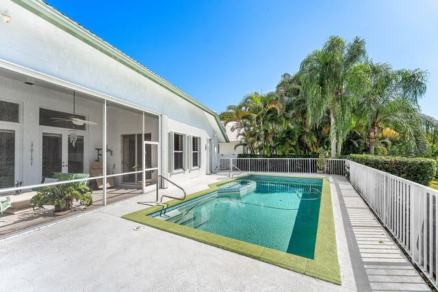 4 Sutton Drive, Boynton Beach, FL 33436