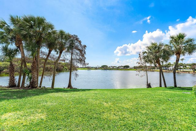 4 Sutton Drive, Boynton Beach, FL 33436