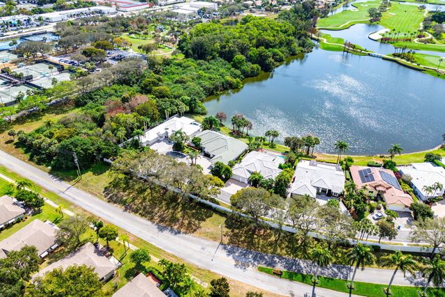 4 Sutton Drive, Boynton Beach, FL 33436