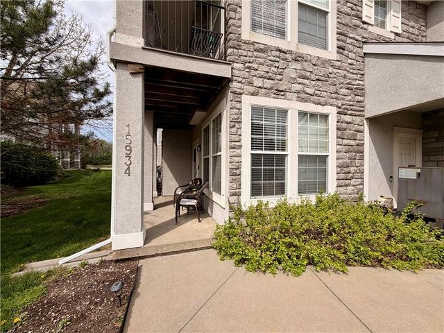 15934 S Skyview Lane, Olathe, KS 66062