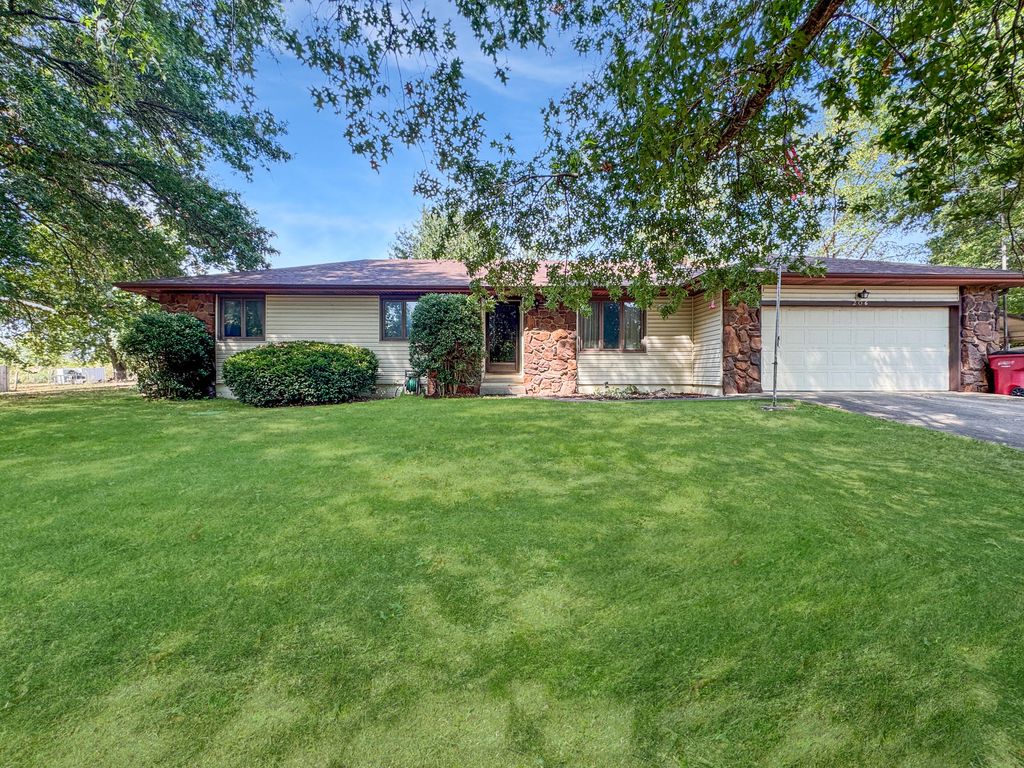 206 E Cawlfield Street, Ash Grove, MO 65604