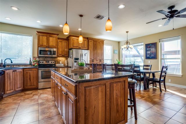 10040 Brinwood Drive, Wills Point, TX 75169