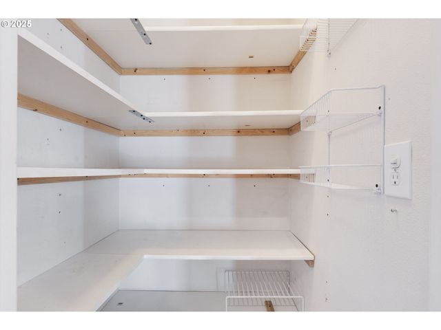 887 Sw 198TH Pl, Beaverton, OR 97003