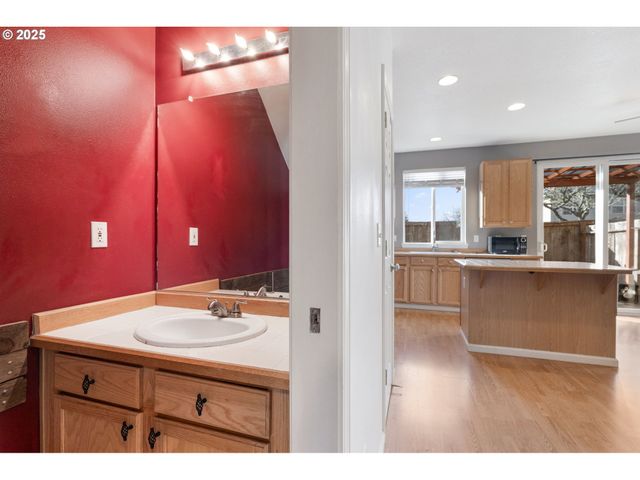 887 Sw 198TH Pl, Beaverton, OR 97003