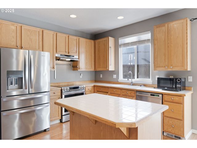 887 Sw 198TH Pl, Beaverton, OR 97003