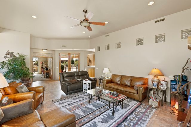 19 BOULDER CIR, Santa Clara, UT 84765