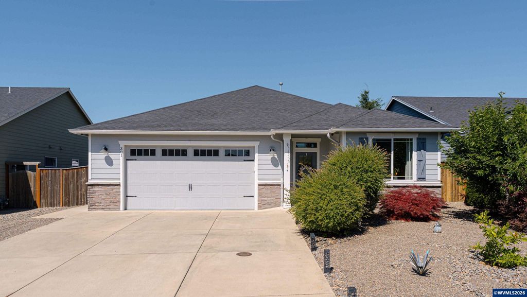 Image 1 of property listing at 301 SW Applegate Trail Dr, Dallas, OR 97338