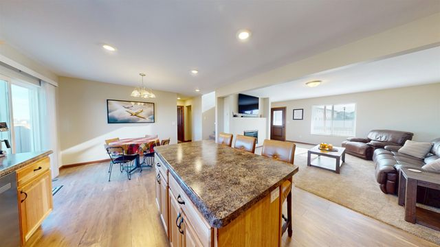 2617 Granite Dr., Minot, ND 58703