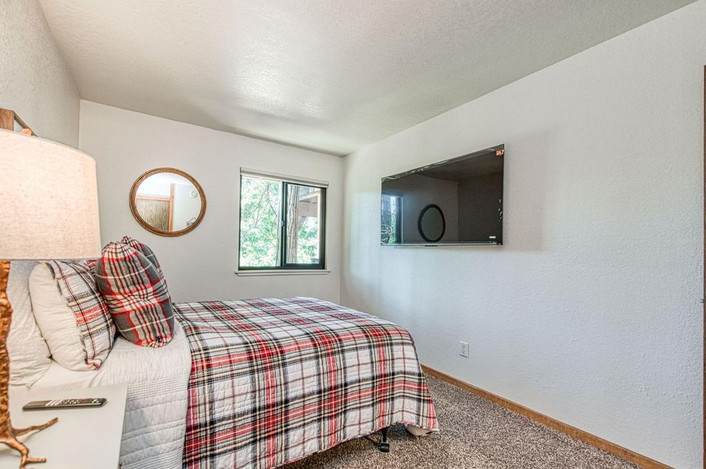 Image 33 of property listing at 40794 Oakwoods Lane # 97, Shaver Lake, CA 93664