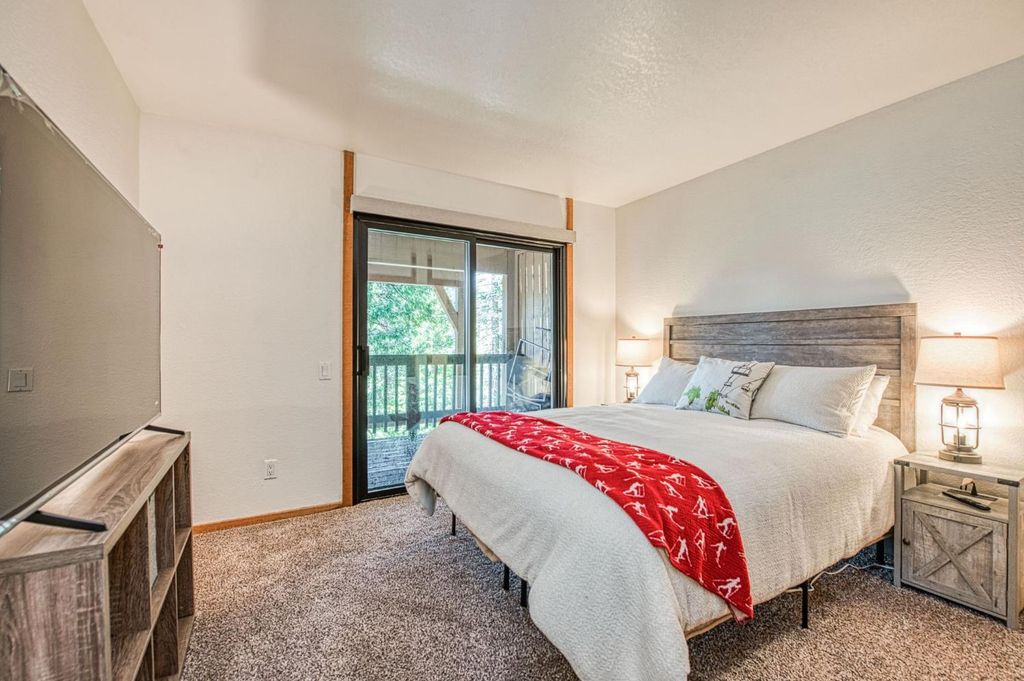 Image 34 of property listing at 40794 Oakwoods Lane # 97, Shaver Lake, CA 93664