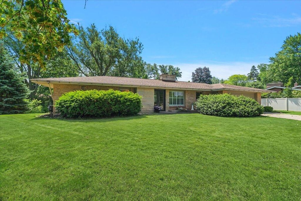 838 S Shore Drive, Holland City, MI 49423