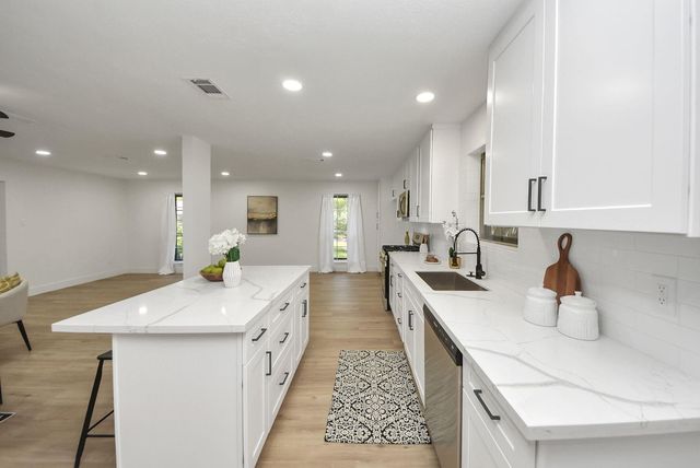 3013 Woodland Drive, Dickinson, TX 77539