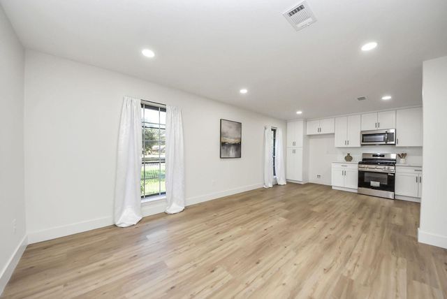 3013 Woodland Drive, Dickinson, TX 77539