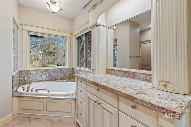 5280 N Lakemont Ln, Garden City, ID 83714