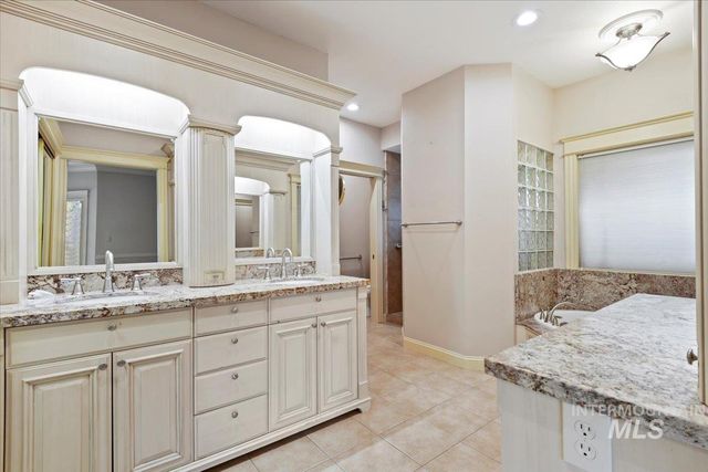 5280 N Lakemont Ln, Garden City, ID 83714