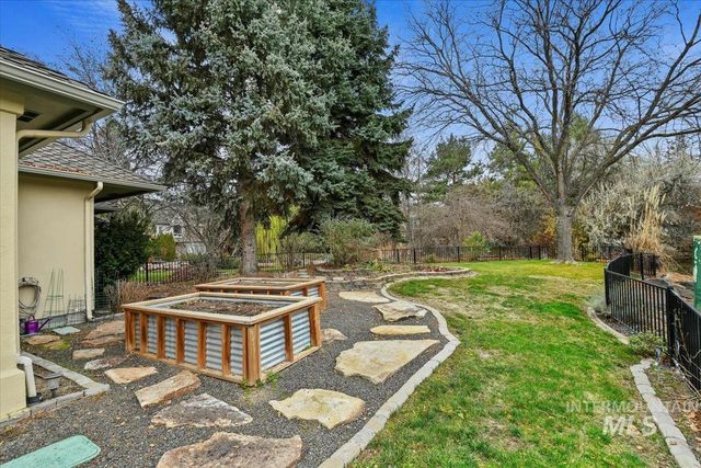 5280 N Lakemont Ln, Garden City, ID 83714