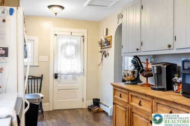5966 Sullivan Trail, Plainfield Twp, PA 18064
