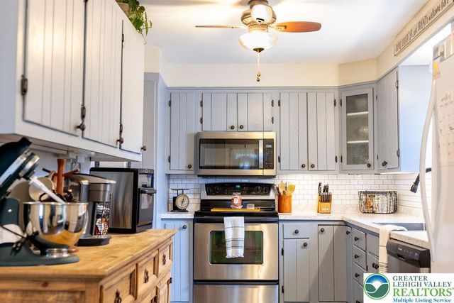 5966 Sullivan Trail, Plainfield Twp, PA 18064