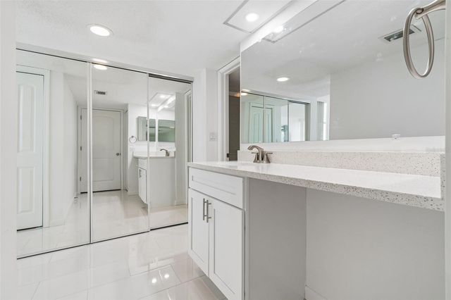 450 TREASURE ISLAND CAUSEWAY 106, Treasure Island, FL 33706