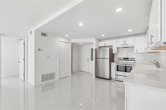 450 TREASURE ISLAND CAUSEWAY 106, Treasure Island, FL 33706