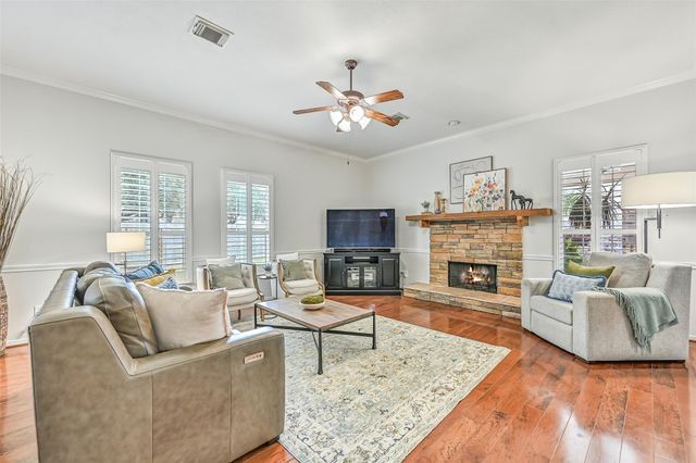 212 Falcon Lake Circle, Friendswood, TX 77546