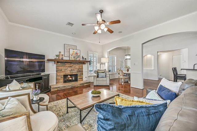 212 Falcon Lake Circle, Friendswood, TX 77546