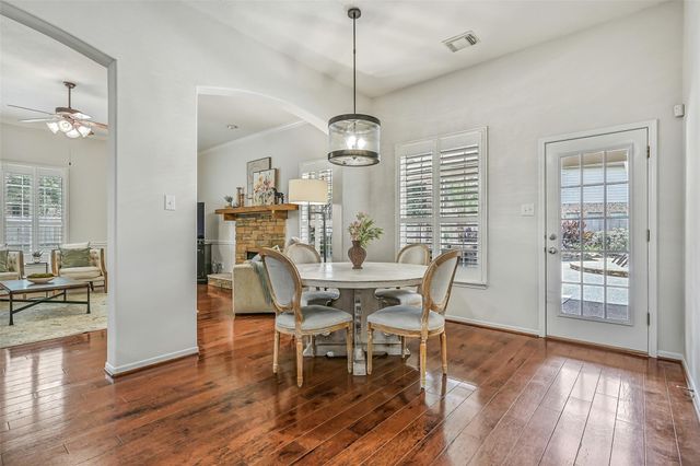 212 Falcon Lake Circle, Friendswood, TX 77546