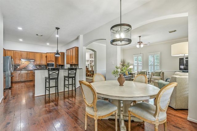 212 Falcon Lake Circle, Friendswood, TX 77546