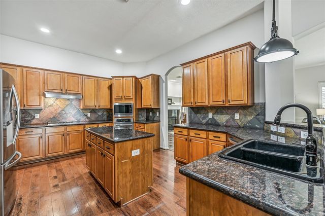 212 Falcon Lake Circle, Friendswood, TX 77546