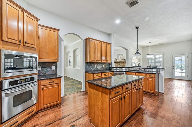 212 Falcon Lake Circle, Friendswood, TX 77546