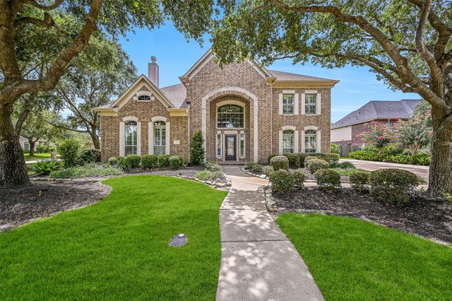 212 Falcon Lake Circle, Friendswood, TX 77546