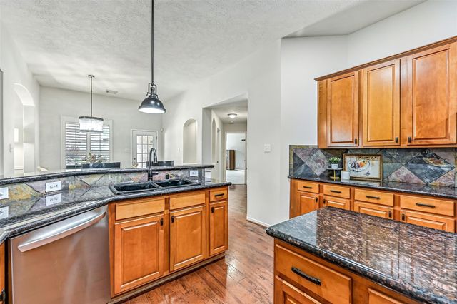 212 Falcon Lake Circle, Friendswood, TX 77546