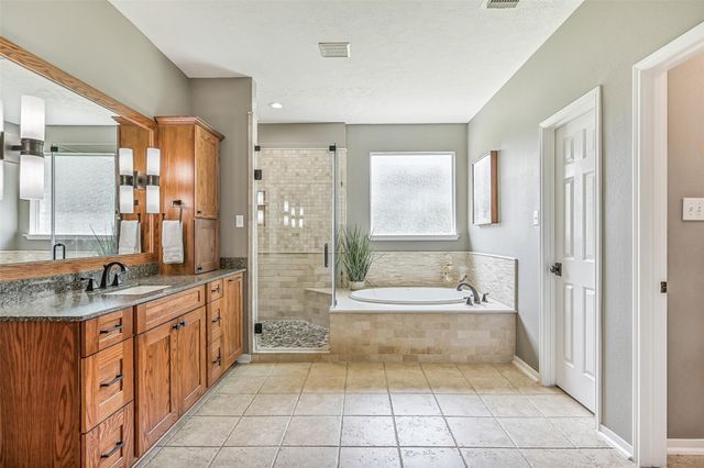 212 Falcon Lake Circle, Friendswood, TX 77546